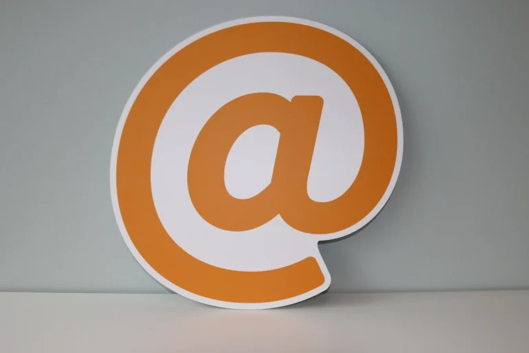 Se ofrece una guía sobre cómo es posible realizar el control y la gestión empresarial, cuando se usa un correo electrónico profesional.