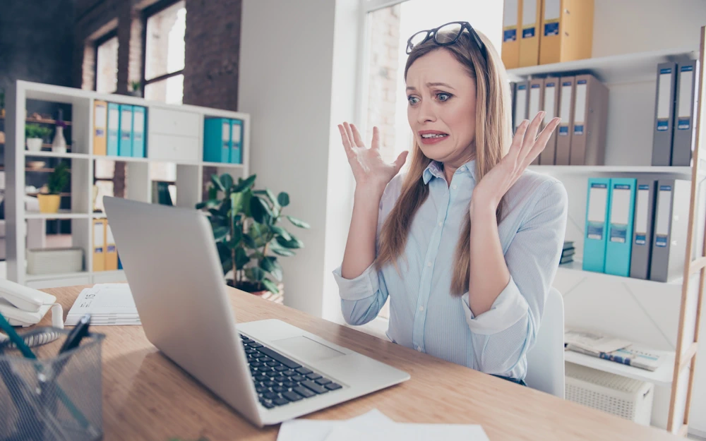 Mujer con problemas en su laptop