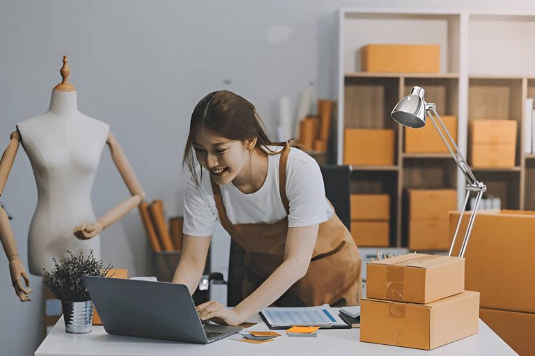 Emprendedora con su tienda virtual